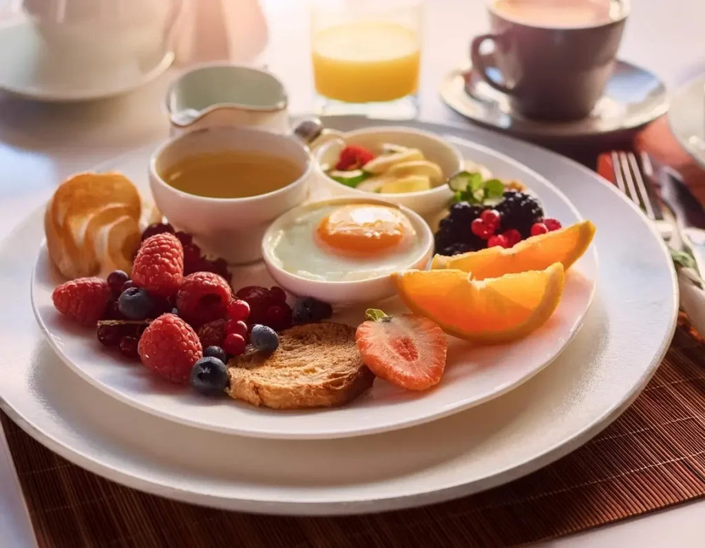 A beautifully plated low-histamine breakfast in an elegant setting.