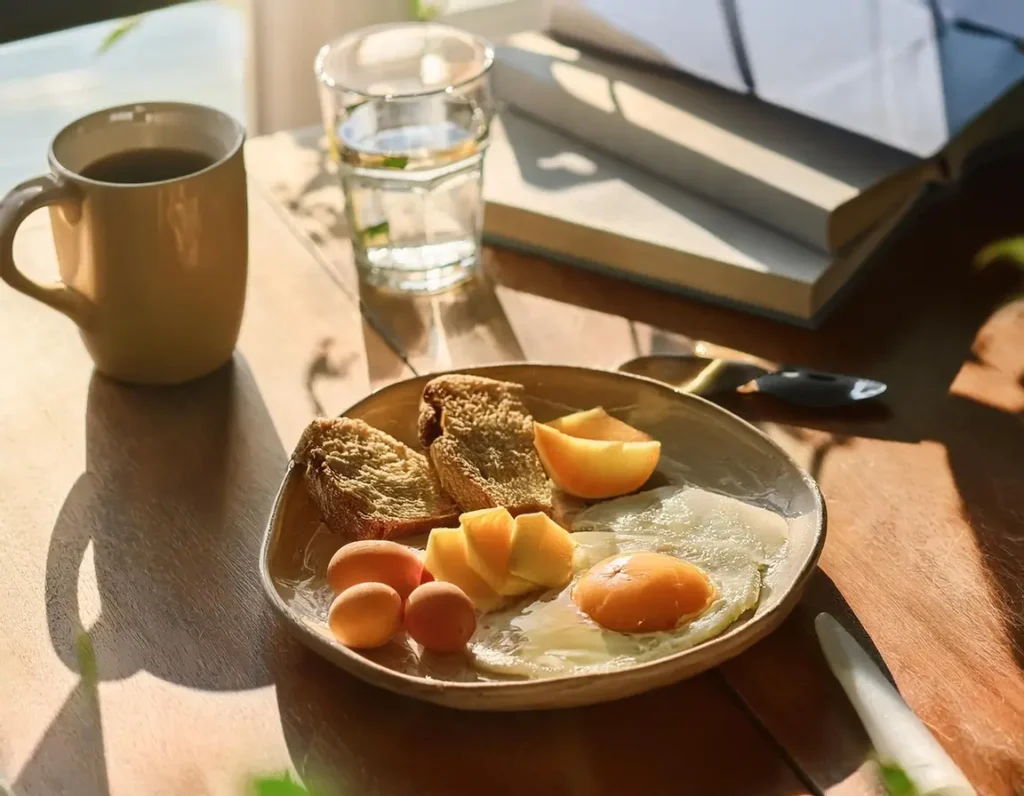 A person enjoying a nutritious low histamine breakfast at home.