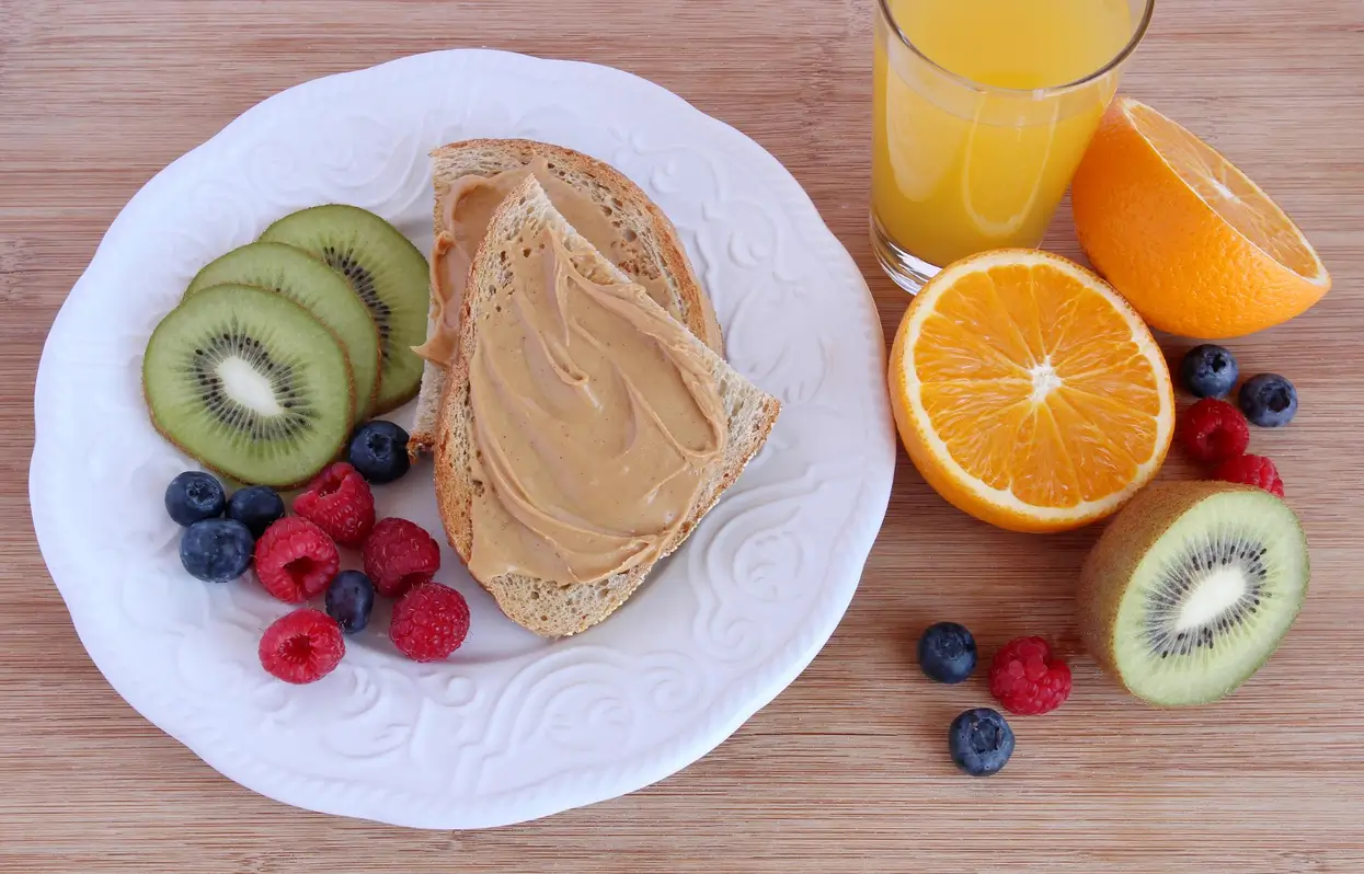 A fresh, healthy low histamine breakfast with overnight oats, scrambled eggs, and a smoothie.